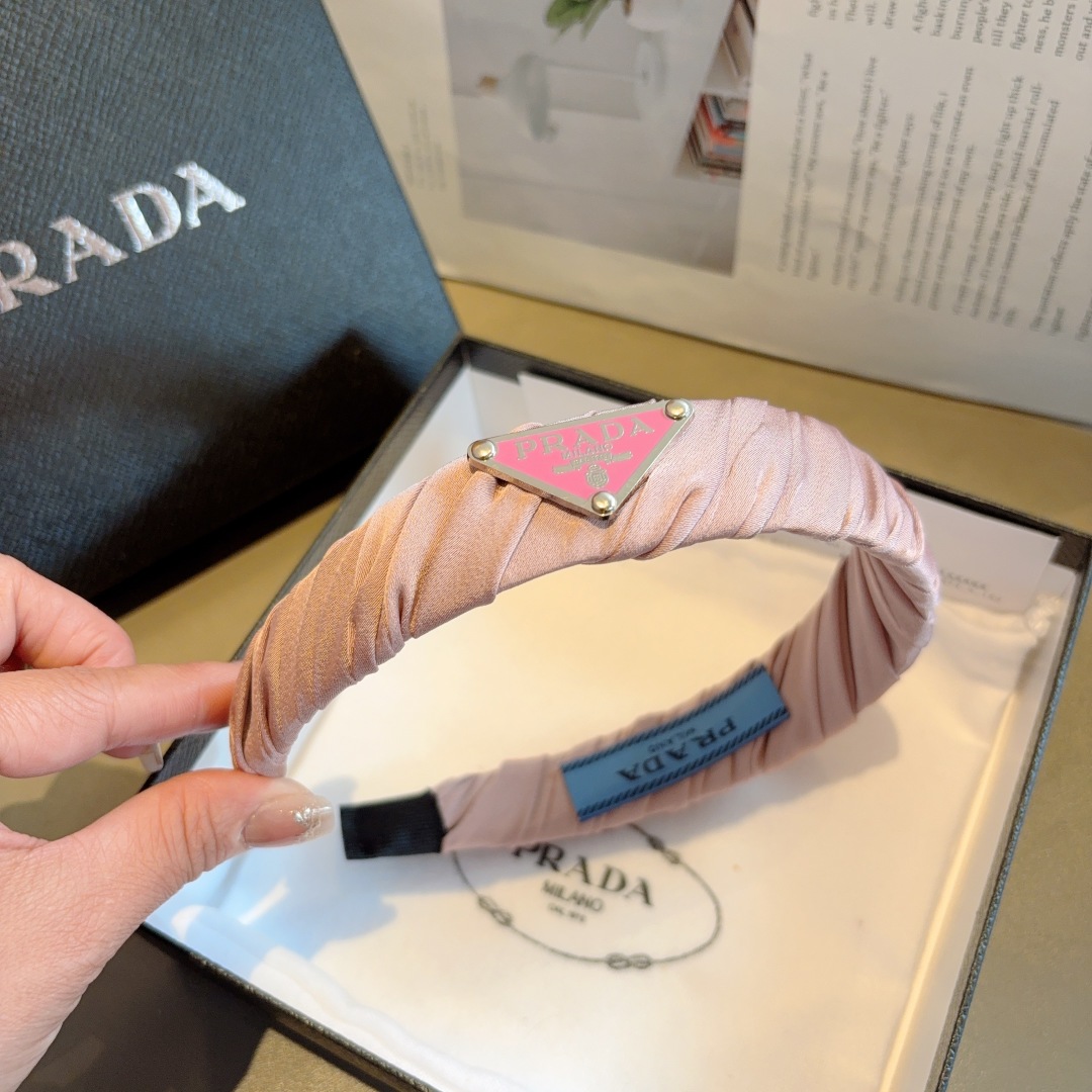 配包装
PRADA （普拉达）新款潮流字母发箍。气质女神必备单品，非常百搭，时尚潮流， 戴上它满满的高大