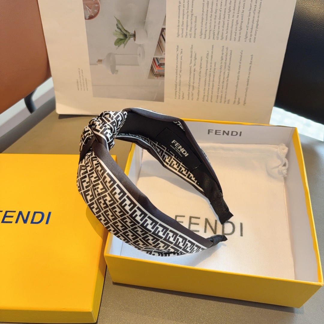 配包装
FENDI（芬迪）新款精美双F字母发箍，复古网红爆款头箍 搭配高端材质，超精致，时尚高级感百搭款
