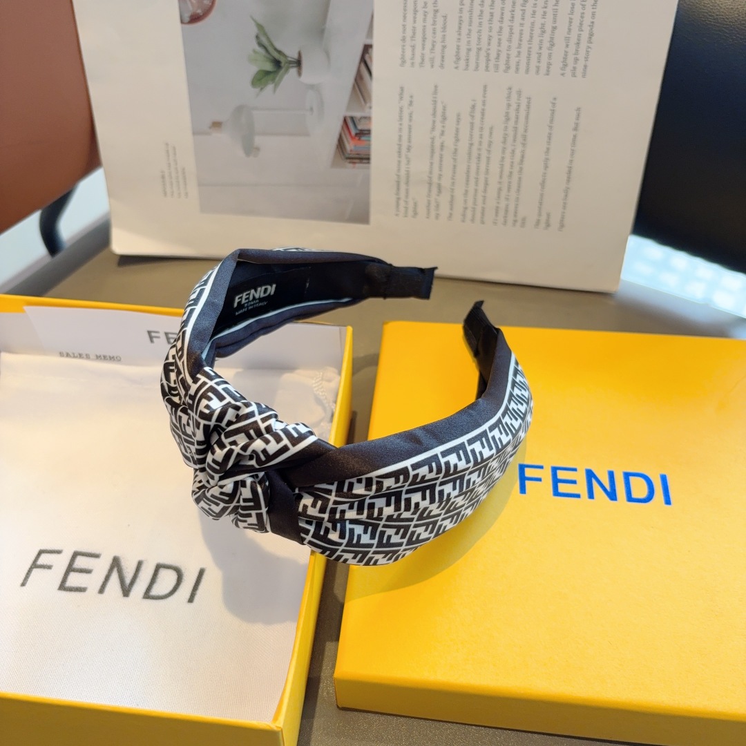 配包装
FENDI（芬迪）新款精美双F字母发箍，复古网红爆款头箍 搭配高端材质，超精致，时尚高级感百搭款