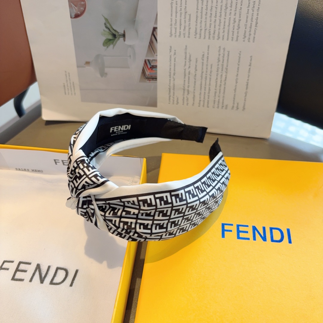 配包装
FENDI（芬迪）新款精美双F字母发箍，复古网红爆款头箍 搭配高端材质，超精致，时尚高级感百搭款