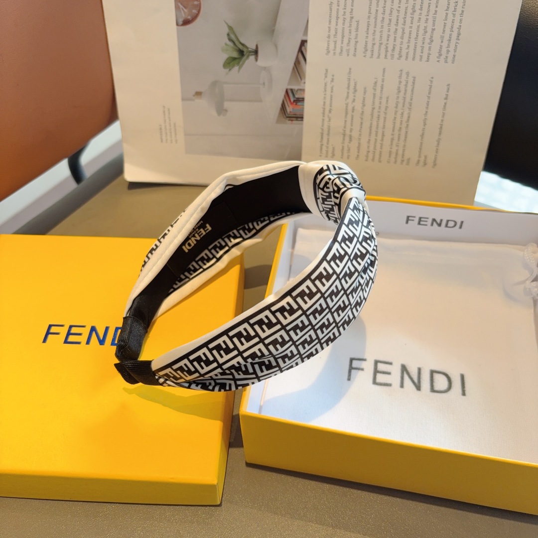配包装
FENDI（芬迪）新款精美双F字母发箍，复古网红爆款头箍 搭配高端材质，超精致，时尚高级感百搭款