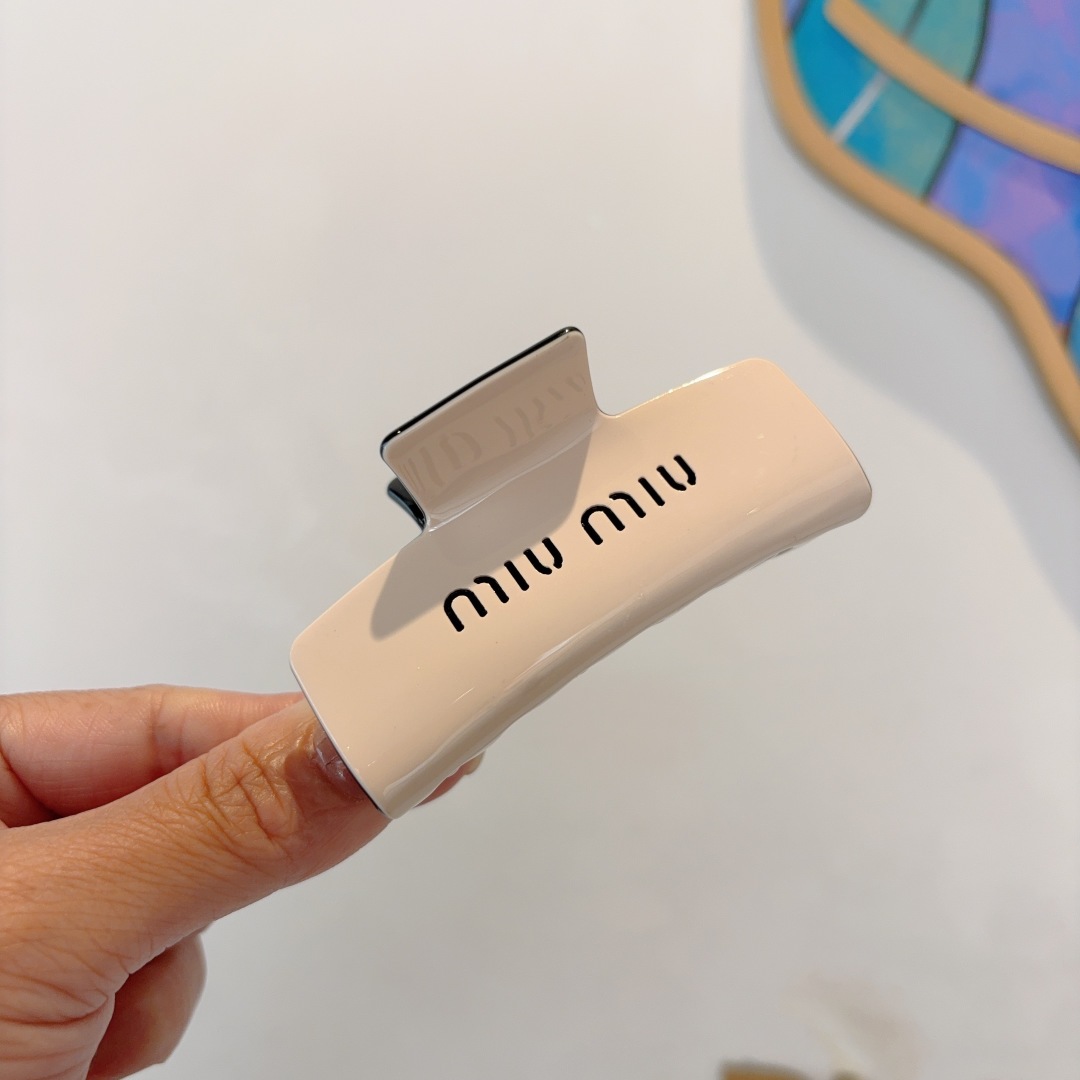 配包装
MIUMIU（缪缪）新款手工抓夹，高级感字母简约复古发夹原单货，时尚百搭，潮女必备品