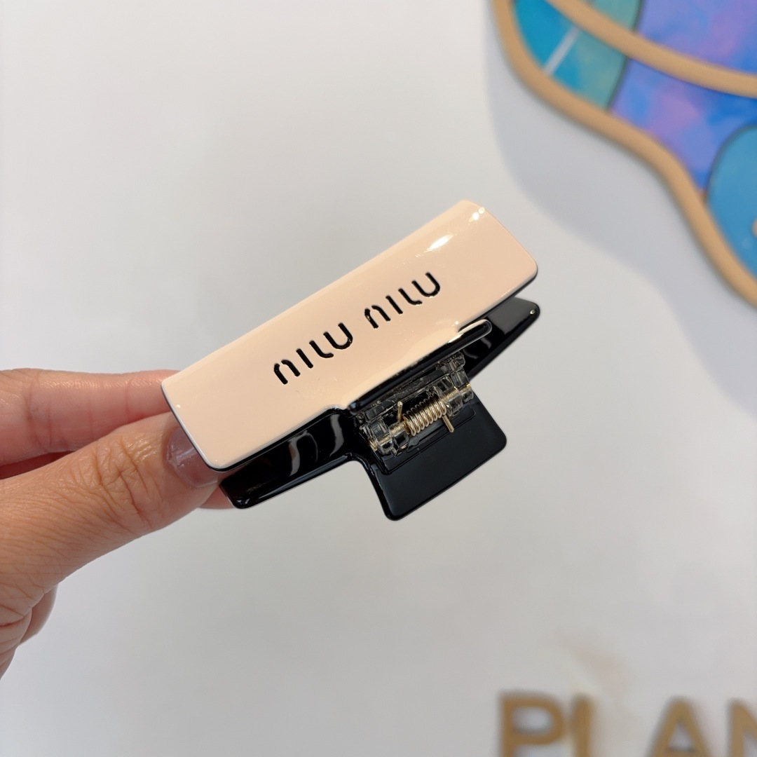 配包装
MIUMIU（缪缪）新款手工抓夹，高级感字母简约复古发夹原单货，时尚百搭，潮女必备品