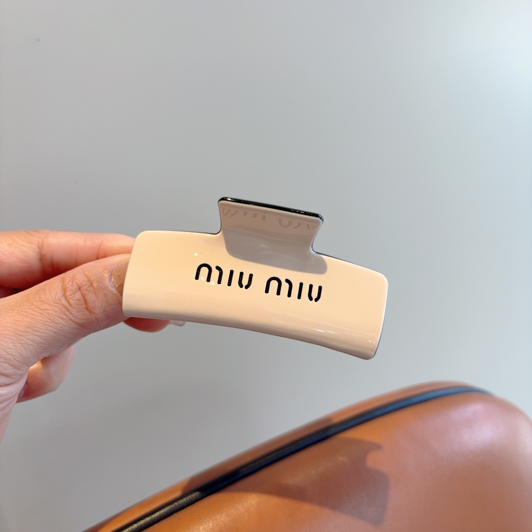 配包装
MIUMIU（缪缪）新款手工抓夹，高级感字母简约复古发夹原单货，时尚百搭，潮女必备品