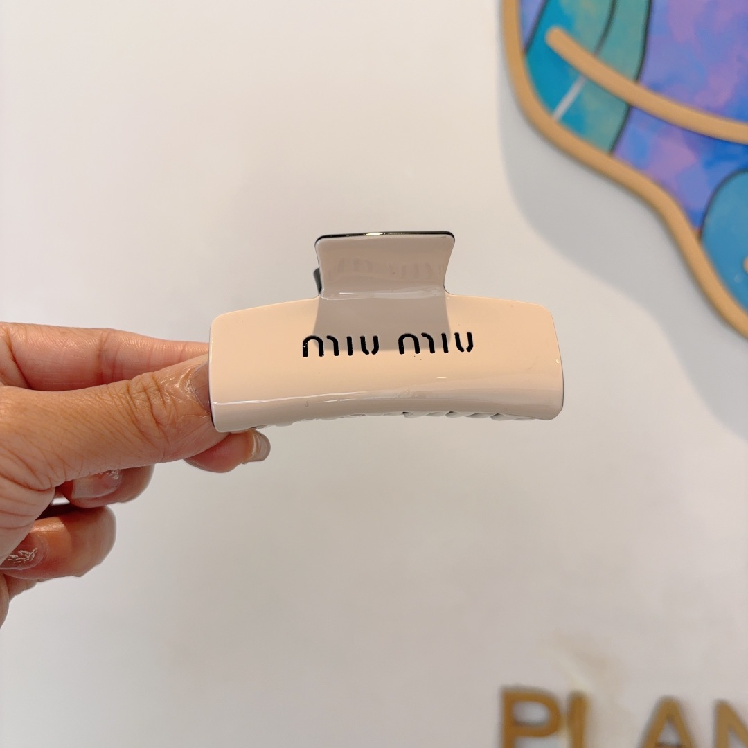 配包装
MIUMIU（缪缪）新款手工抓夹，高级感字母简约复古发夹原单货，时尚百搭，潮女必备品