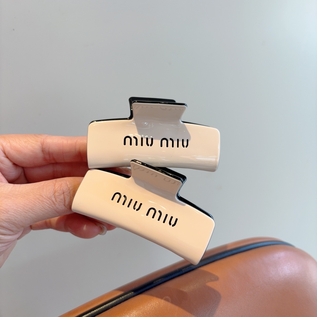 配包装
MIUMIU（缪缪）新款手工抓夹，高级感字母简约复古发夹原单货，时尚百搭，潮女必备品