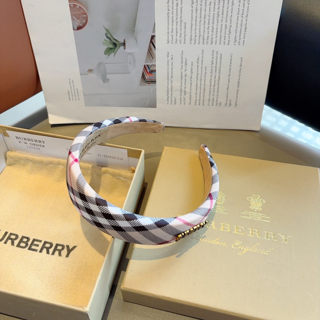 配包装
巴宝莉BURBERRY 新款发箍，客供面料 🎀细节全部实拍！非常耐看又百搭、适合各种场合搭配！