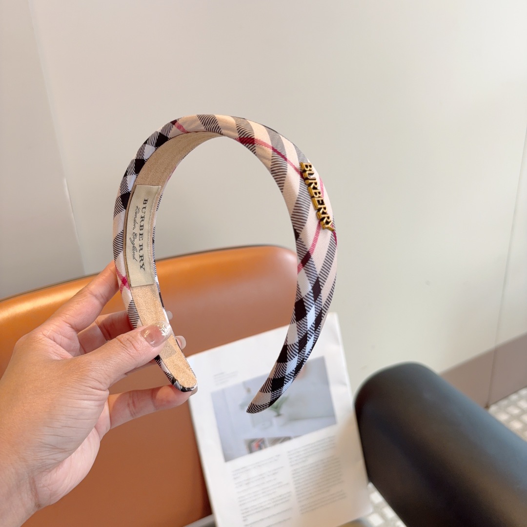 配包装
巴宝莉BURBERRY 新款发箍，客供面料 🎀细节全部实拍！非常耐看又百搭、适合各种场合搭配！