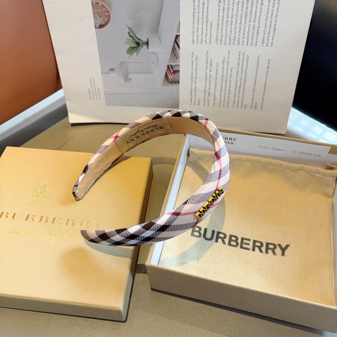 配包装
巴宝莉BURBERRY 新款发箍，客供面料 🎀细节全部实拍！非常耐看又百搭、适合各种场合搭配！