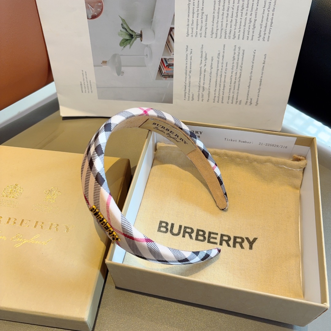 配包装
巴宝莉BURBERRY 新款发箍，客供面料 🎀细节全部实拍！非常耐看又百搭、适合各种场合搭配！