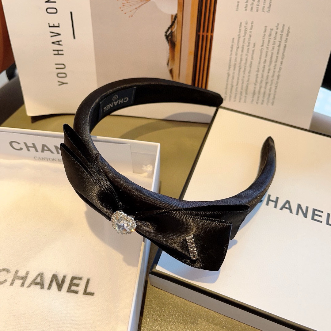 配包装
CHANEL（香奈儿）新款小香发箍，氛围感法式复古缎面蝴蝶结头箍、网红爆款推荐 搭配高端材质，时