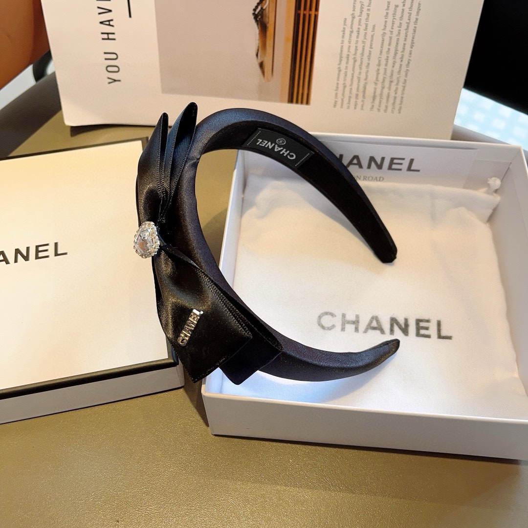 配包装
CHANEL（香奈儿）新款小香发箍，氛围感法式复古缎面蝴蝶结头箍、网红爆款推荐 搭配高端材质，时