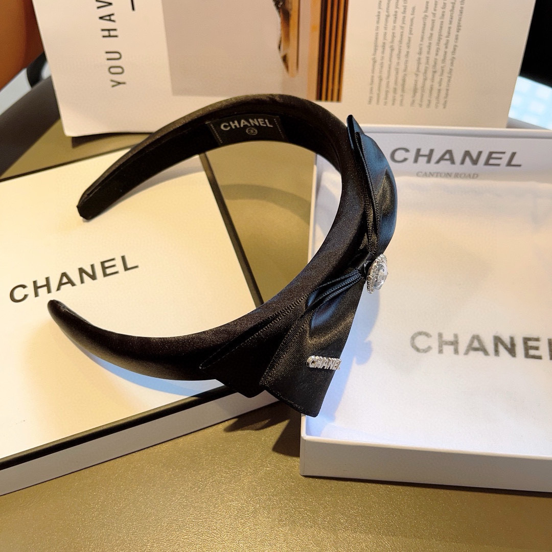 配包装
CHANEL（香奈儿）新款小香发箍，氛围感法式复古缎面蝴蝶结头箍、网红爆款推荐 搭配高端材质，时
