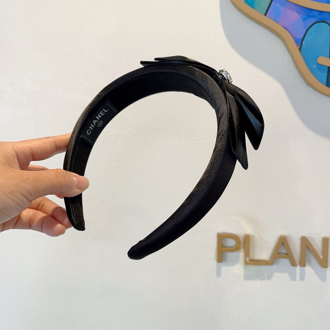 配包装
CHANEL（香奈儿）新款小香发箍，氛围感法式复古缎面蝴蝶结头箍、网红爆款推荐 搭配高端材质，时