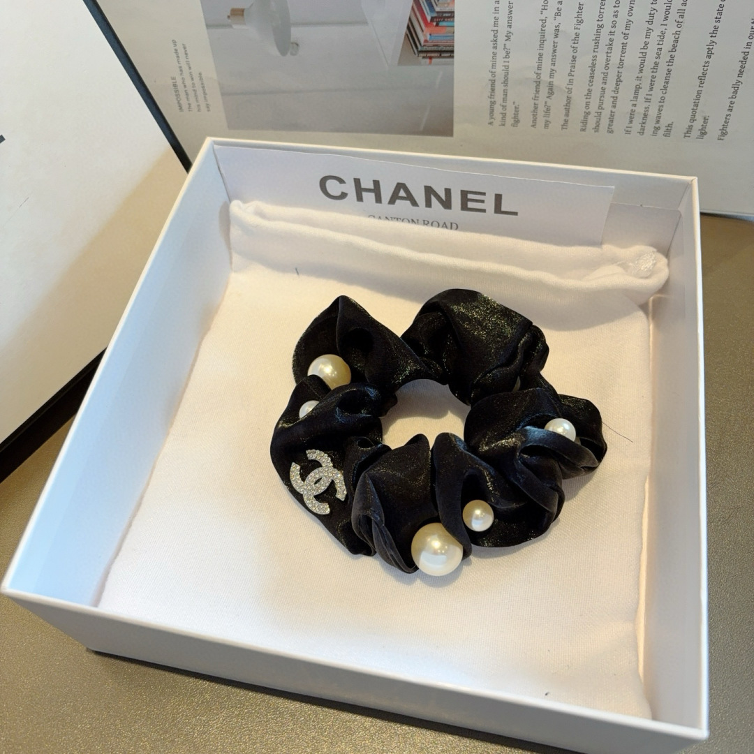 配包装
CHANEL（香奈儿）网红新款珍珠欧根纱发圈，精致肠圈皮筋，佩戴舒适无压力，造型搭配必备！非常时