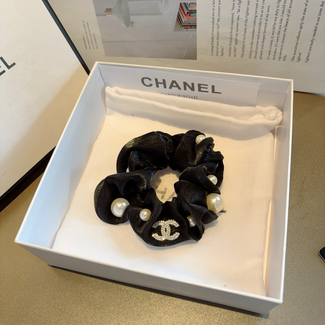 配包装
CHANEL（香奈儿）网红新款珍珠欧根纱发圈，精致肠圈皮筋，佩戴舒适无压力，造型搭配必备！非常时