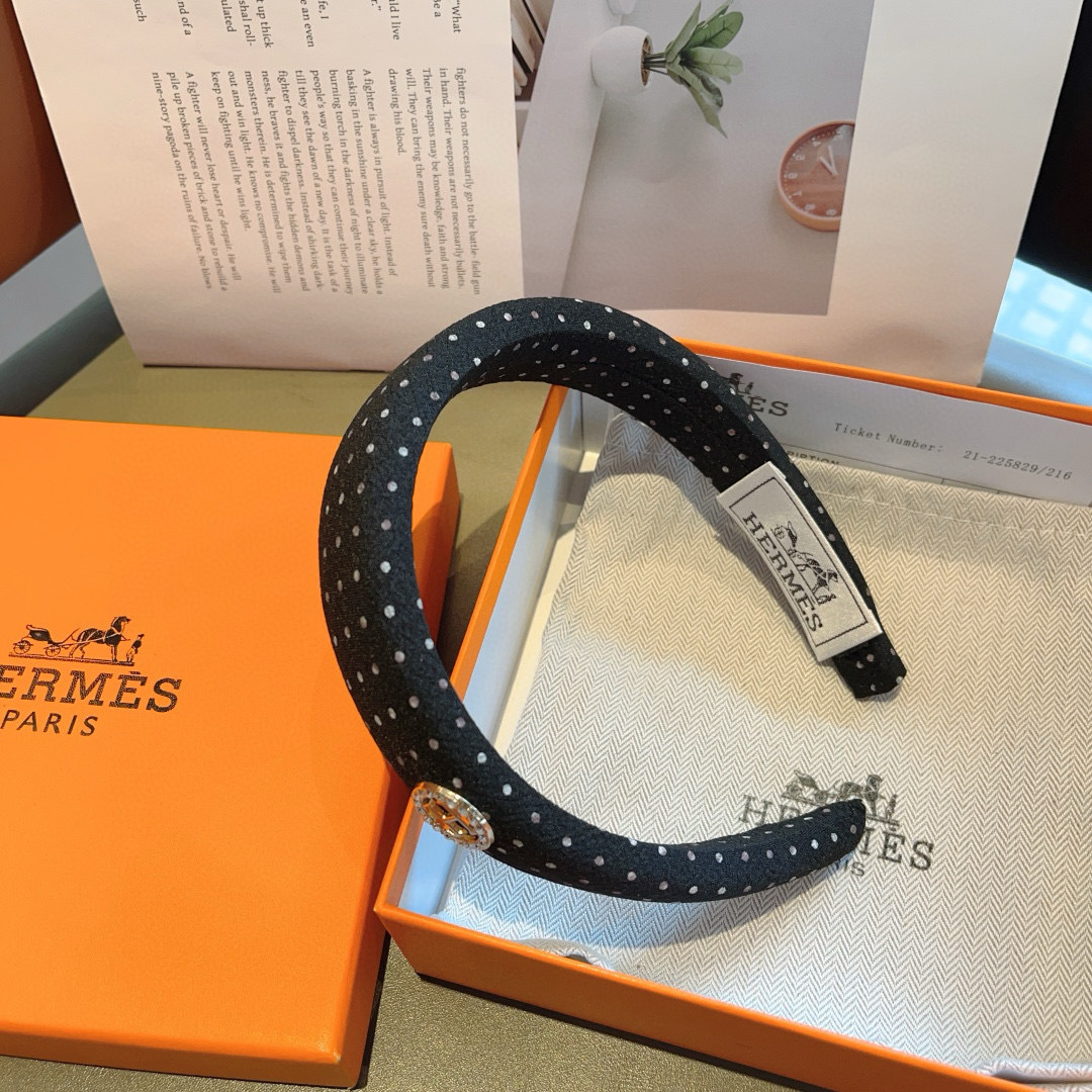 配包装
Hermes（爱马仕）  火爆定制款发箍，网红同款  进口面料， 出口订单、细节全部实拍！特制面