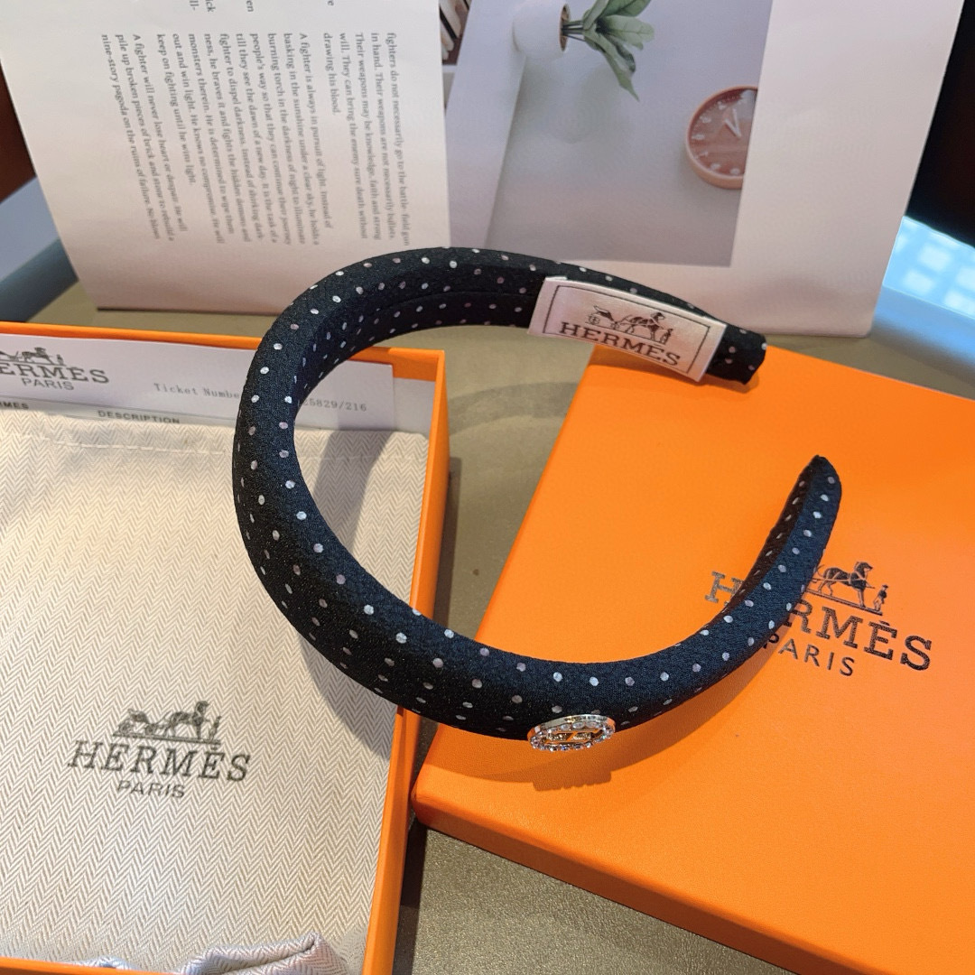 配包装
Hermes（爱马仕）  火爆定制款发箍，网红同款  进口面料， 出口订单、细节全部实拍！特制面