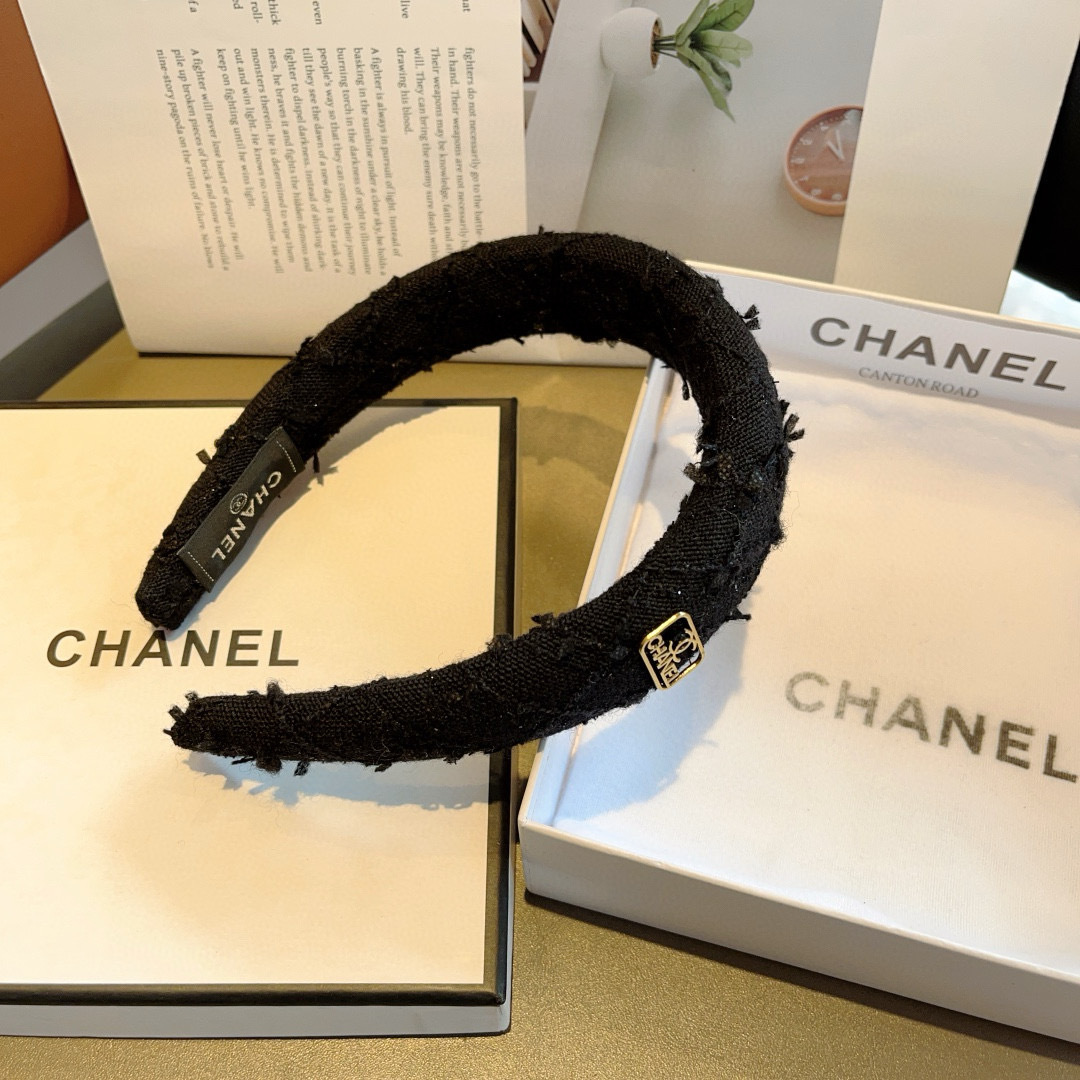 配包装
CHANEL（香奈儿）最新款小香发箍，新品巨显脸小头箍，网红爆款推荐 搭配高端双Ｃlogo ，超