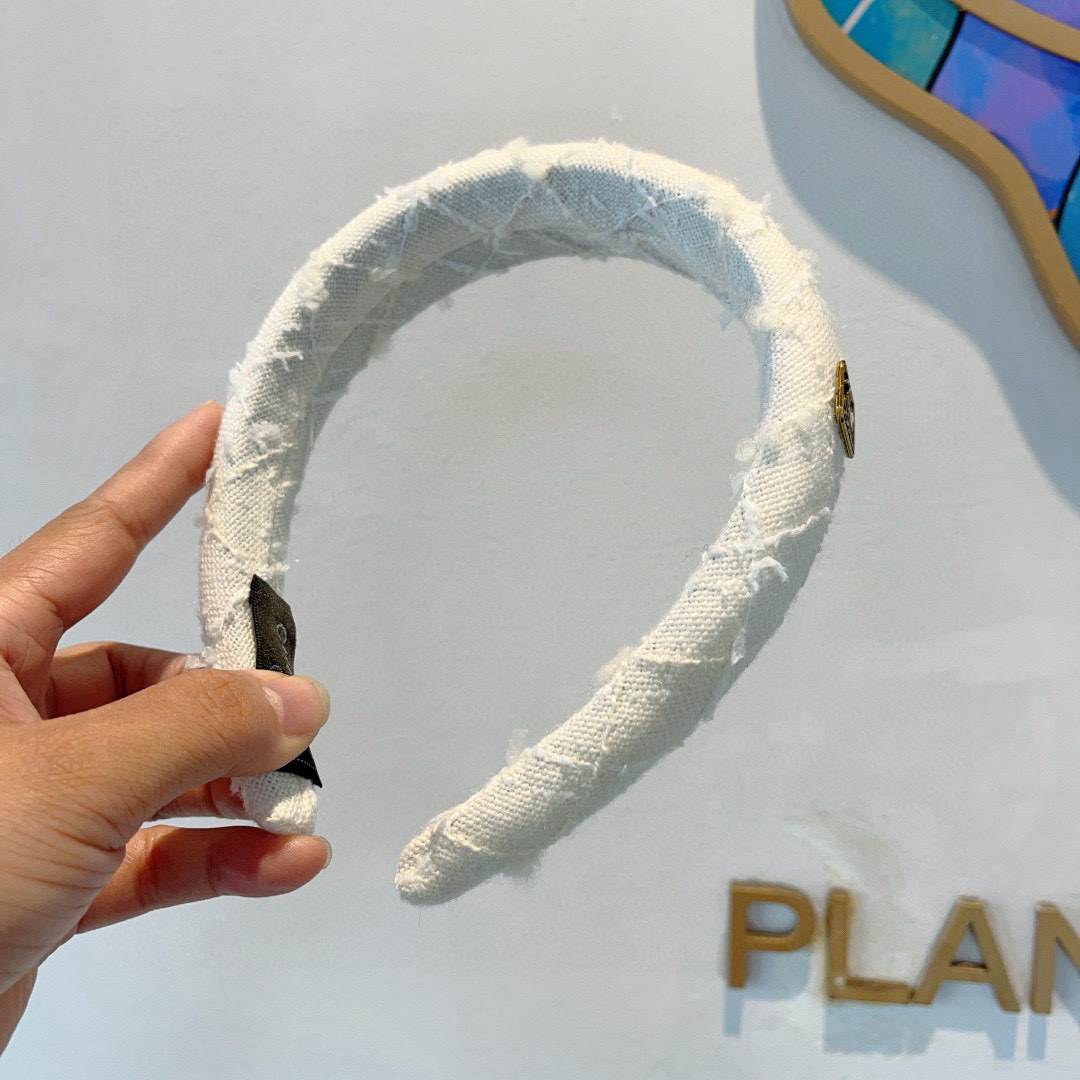 配包装
CHANEL（香奈儿）最新款小香发箍，新品巨显脸小头箍，网红爆款推荐 搭配高端双Ｃlogo ，超