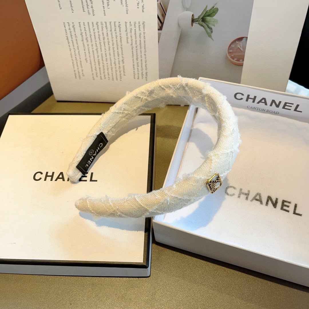 配包装
CHANEL（香奈儿）最新款小香发箍，新品巨显脸小头箍，网红爆款推荐 搭配高端双Ｃlogo ，超