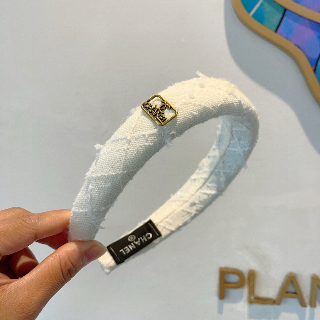 配包装
CHANEL（香奈儿）最新款小香发箍，新品巨显脸小头箍，网红爆款推荐 搭配高端双Ｃlogo ，超