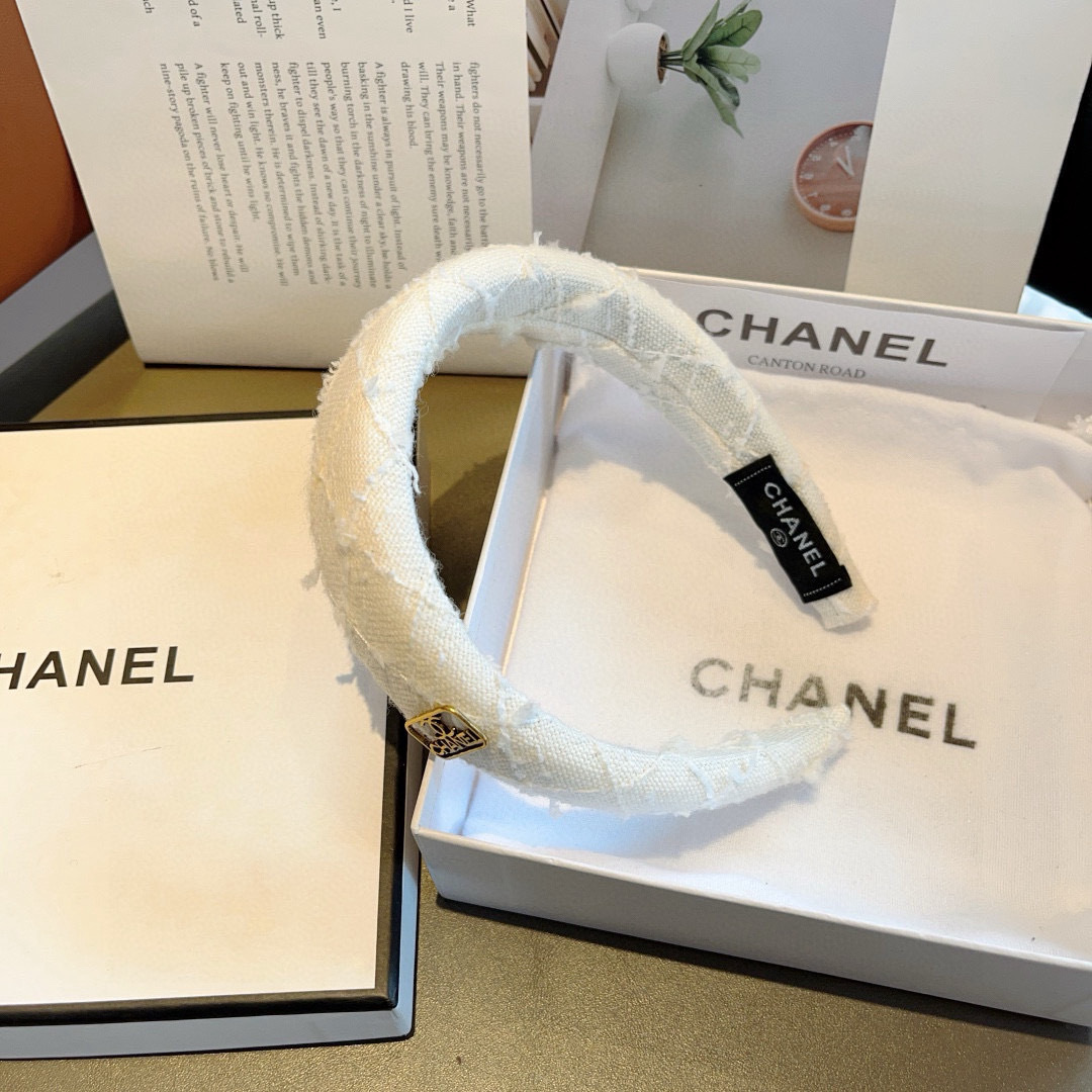 配包装
CHANEL（香奈儿）最新款小香发箍，新品巨显脸小头箍，网红爆款推荐 搭配高端双Ｃlogo ，超