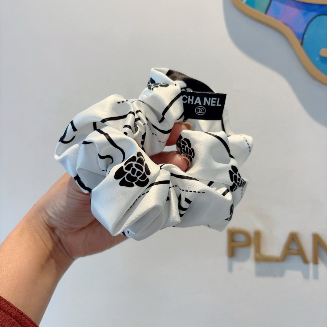 配包装
CHANEL（香奈儿）网红新款发圈，精致肠圈皮筋，佩戴舒适无压力，造型搭配必备！非常时尚百搭！女
