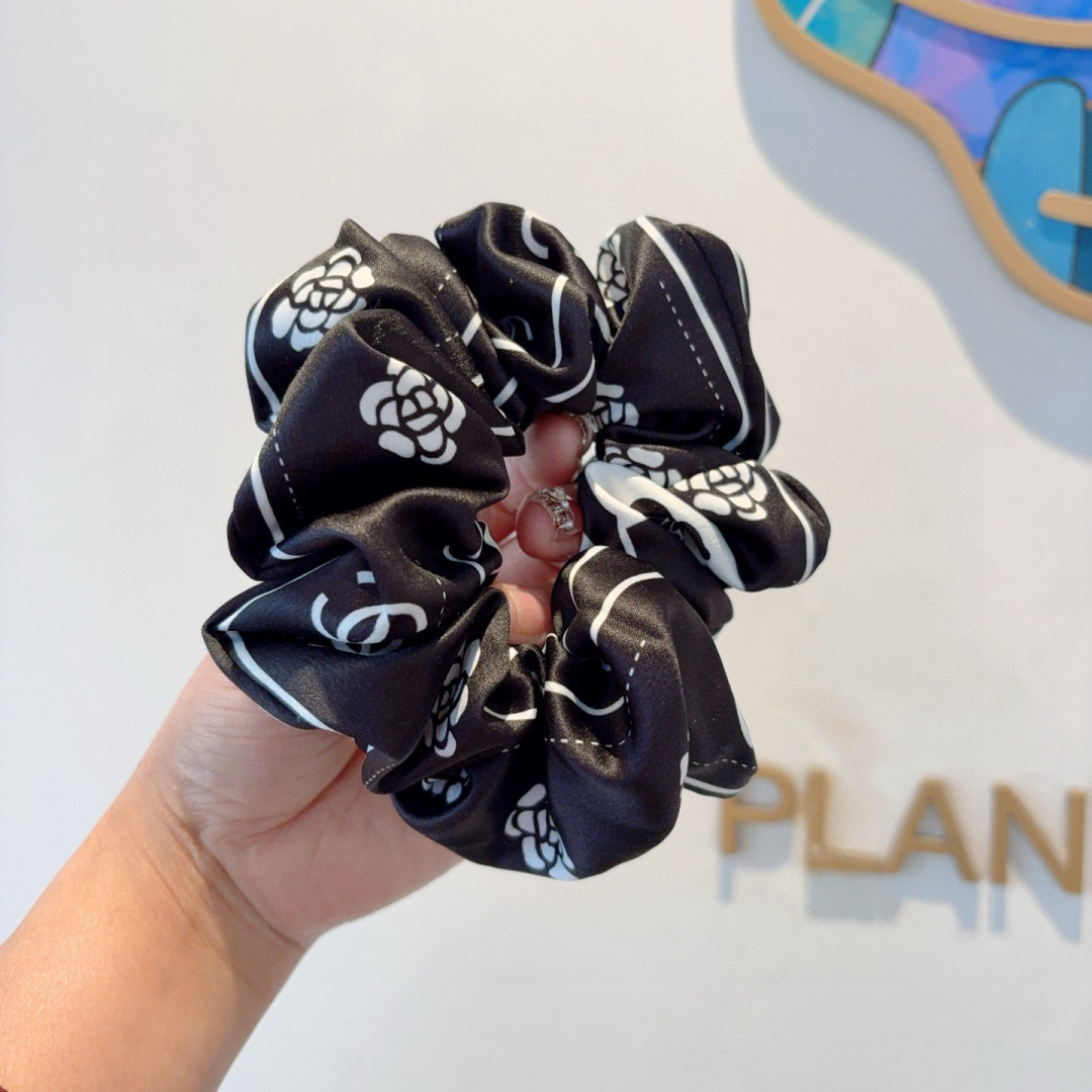 配包装
CHANEL（香奈儿）网红新款发圈，精致肠圈皮筋，佩戴舒适无压力，造型搭配必备！非常时尚百搭！女
