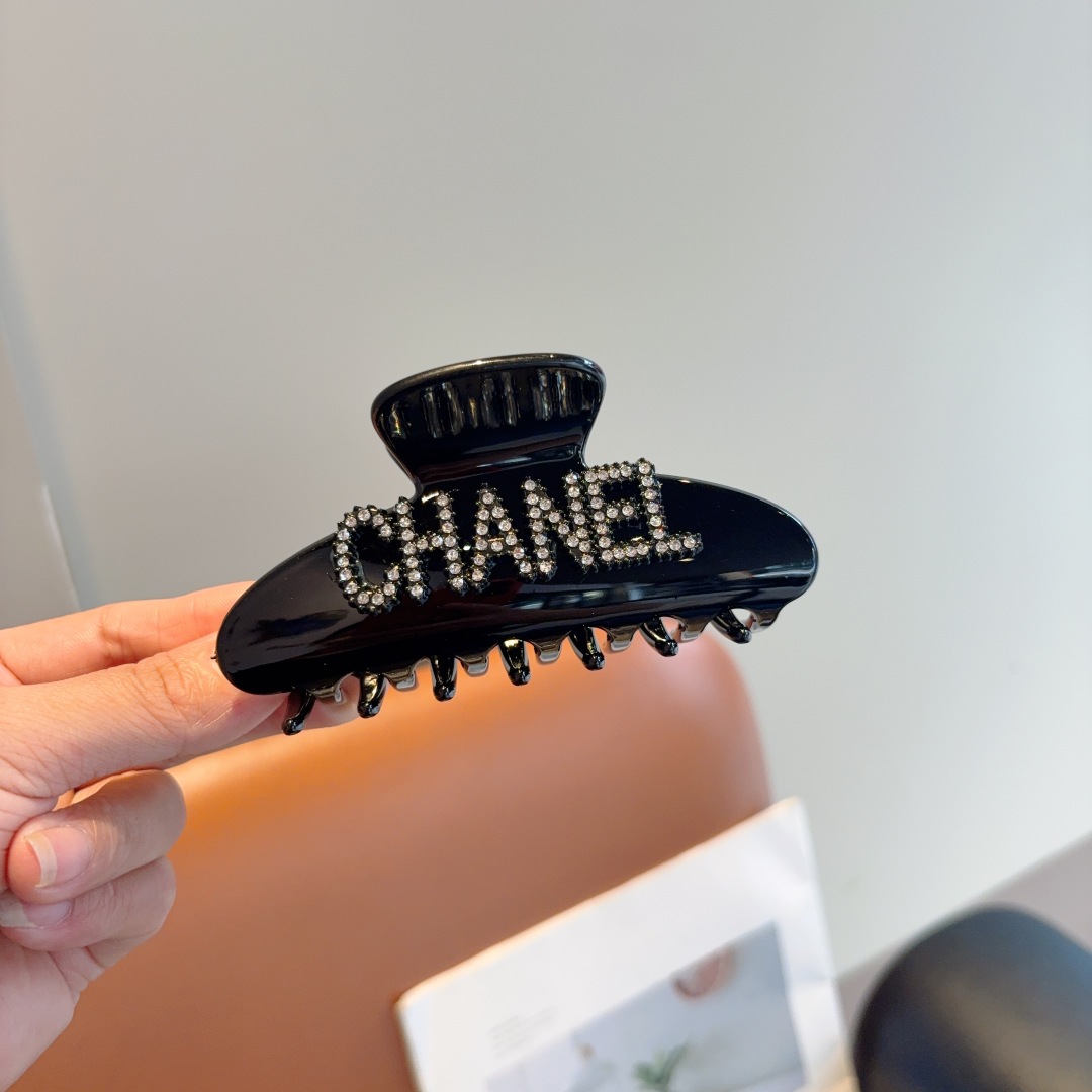 配包装（单个）
ＣＨＡＮＥＬ香奈儿高颜值一字抓夹，百搭简约发夹 原单材质，女神必备单品，超级精致哦!名媛