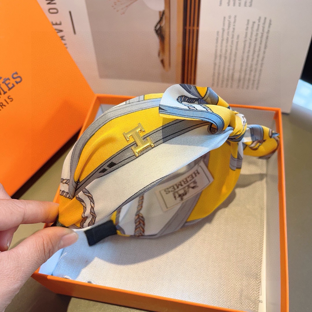 配包装
Hermes（爱马仕）  火爆定制款蝴蝶结发箍，网红同款头箍、  进口真丝面料， 出口订单、细节