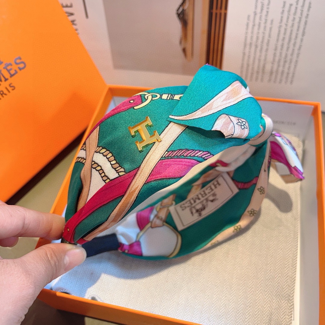 配包装
Hermes（爱马仕）  火爆定制款蝴蝶结发箍，网红同款头箍、  进口真丝面料， 出口订单、细节
