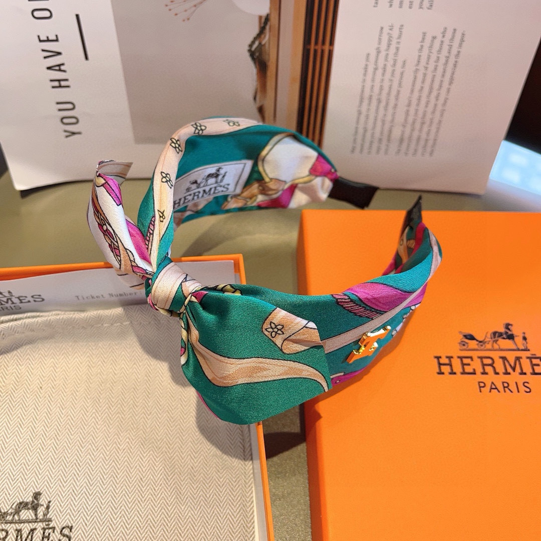 配包装
Hermes（爱马仕）  火爆定制款蝴蝶结发箍，网红同款头箍、  进口真丝面料， 出口订单、细节