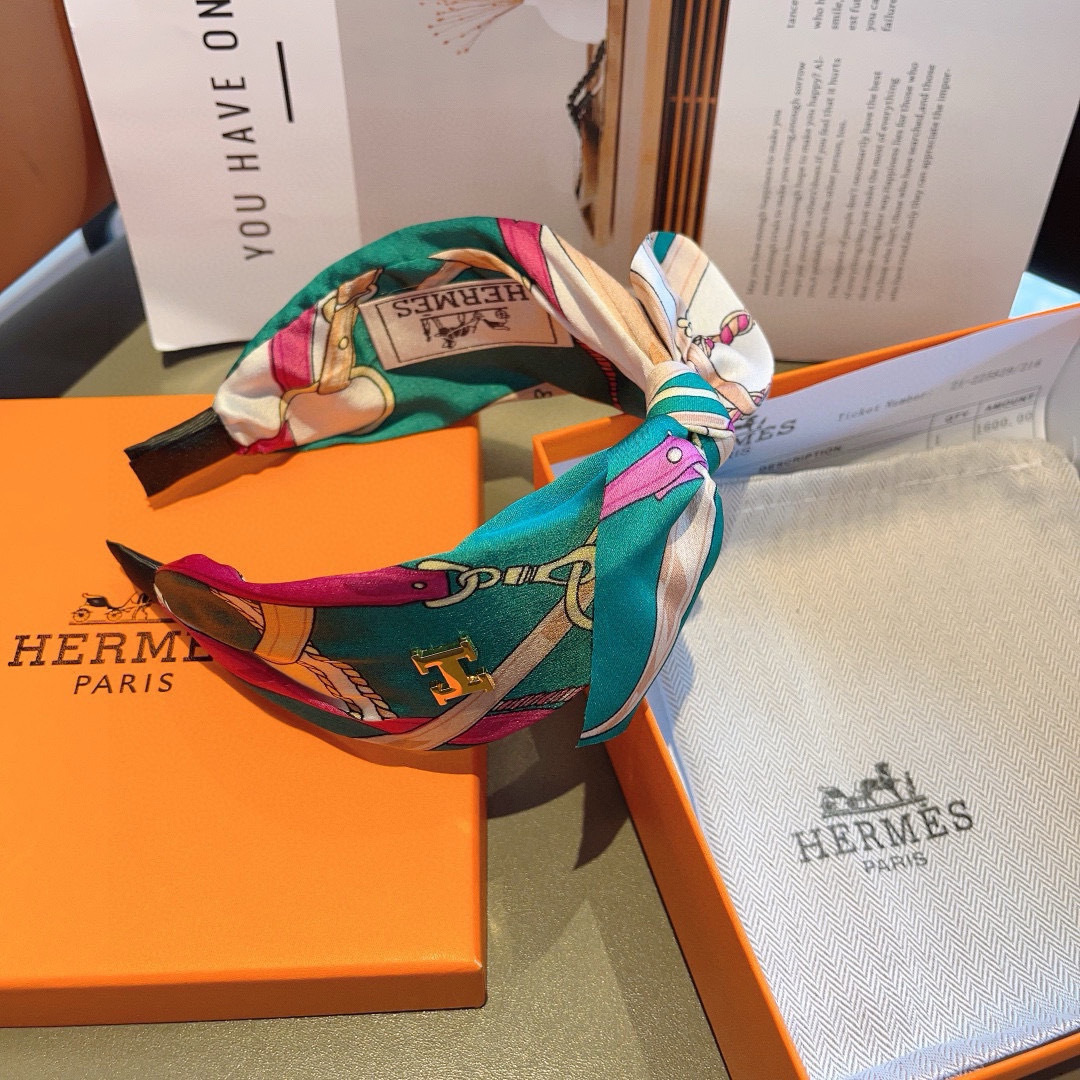 配包装
Hermes（爱马仕）  火爆定制款蝴蝶结发箍，网红同款头箍、  进口真丝面料， 出口订单、细节