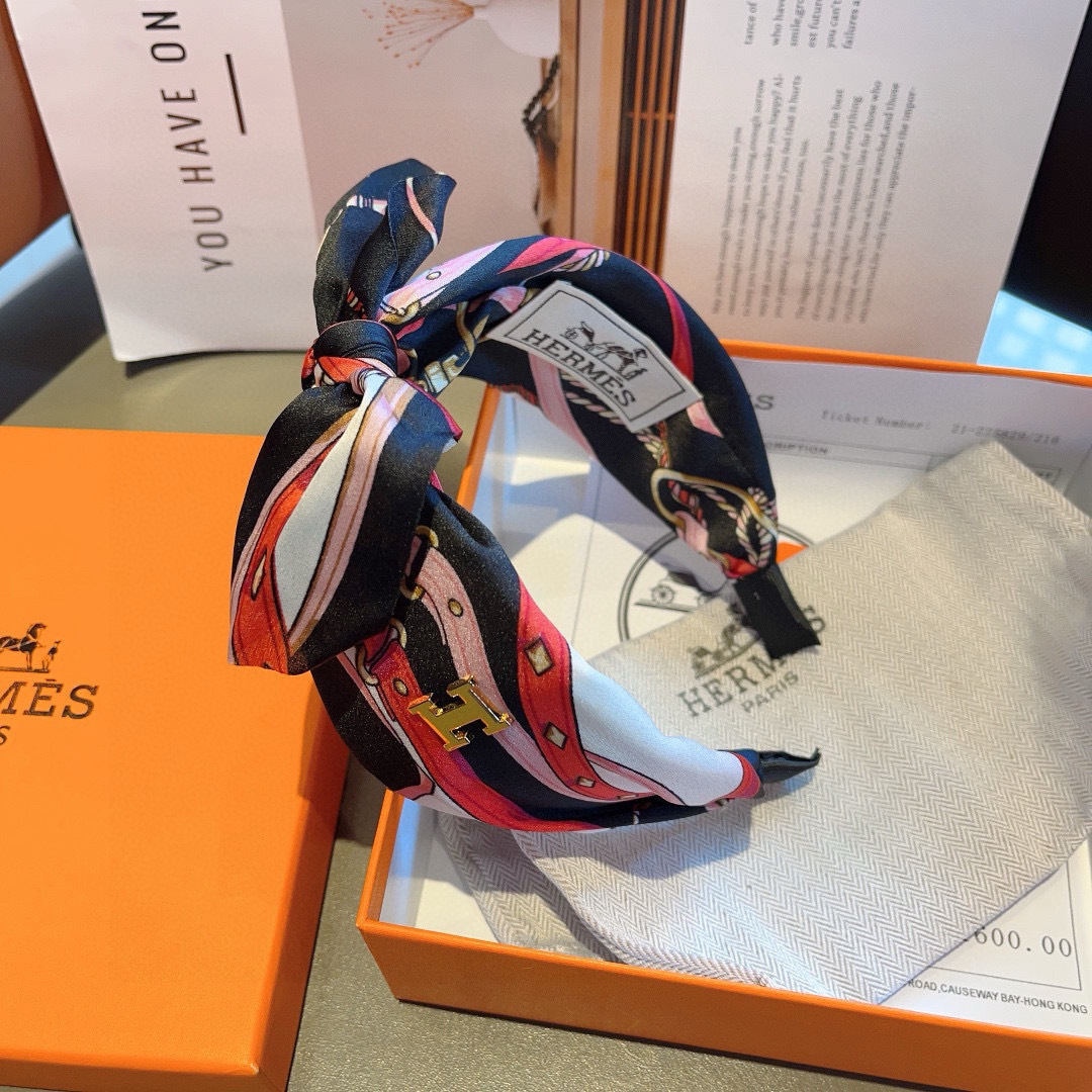 配包装
Hermes（爱马仕）  火爆定制款蝴蝶结发箍，网红同款头箍、  进口真丝面料， 出口订单、细节