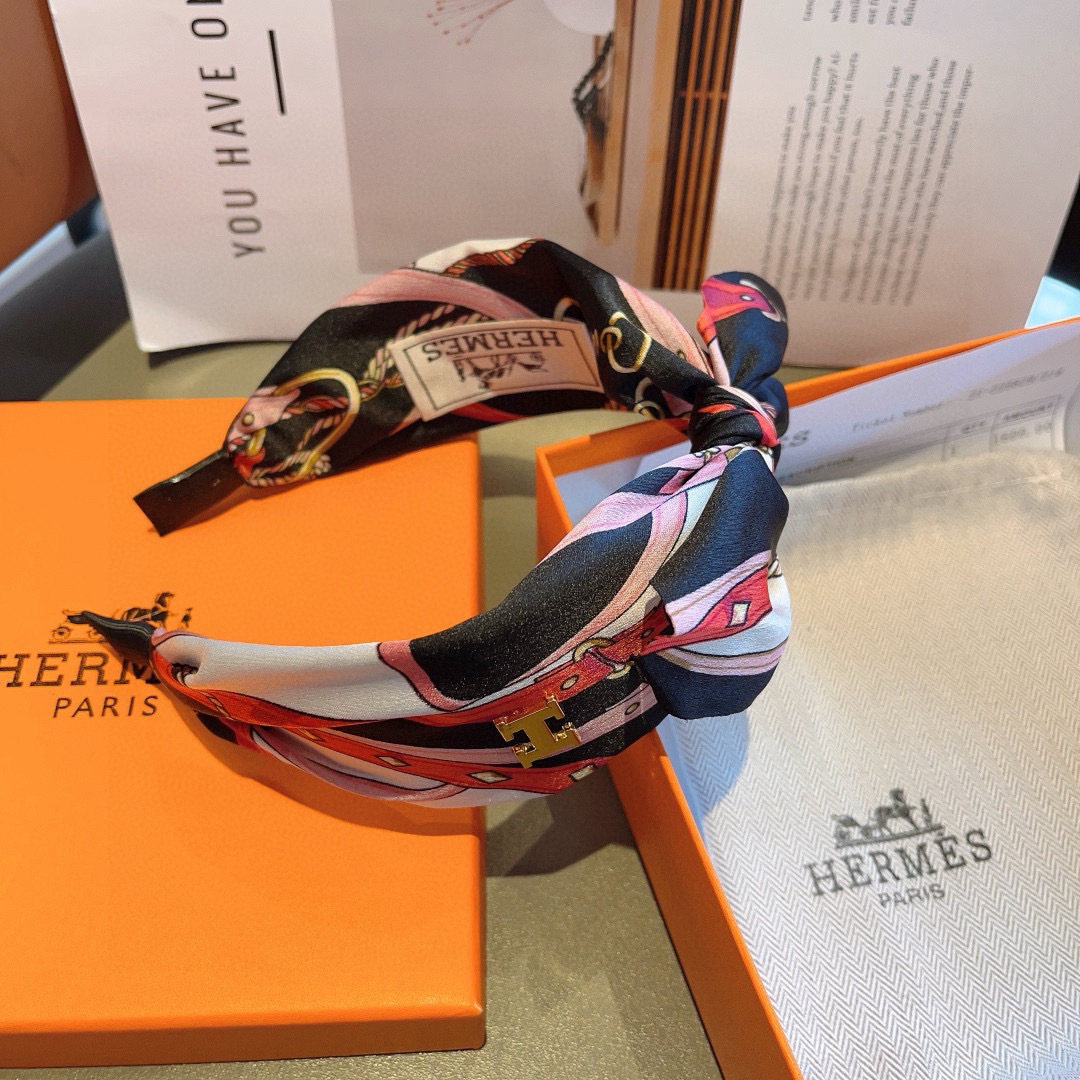 配包装
Hermes（爱马仕）  火爆定制款蝴蝶结发箍，网红同款头箍、  进口真丝面料， 出口订单、细节