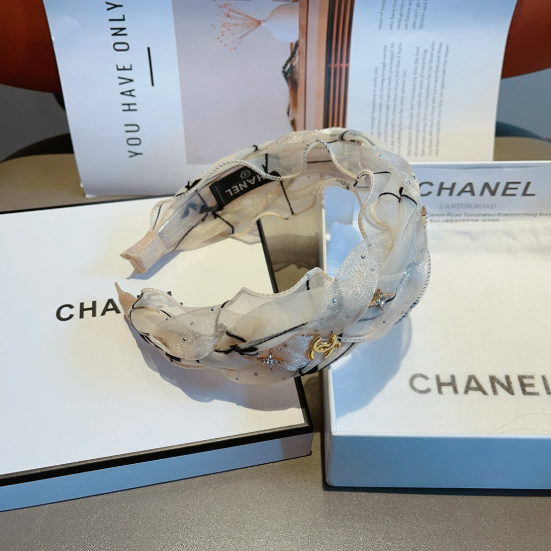 配包装
CHANEL（香奈儿）最新款小香发箍，复古头箍，网红爆款推荐 搭配高端材质，超精致，时尚百搭。