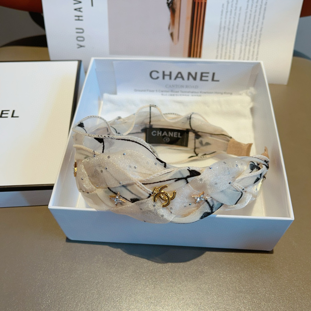配包装
CHANEL（香奈儿）最新款小香发箍，复古头箍，网红爆款推荐 搭配高端材质，超精致，时尚百搭。