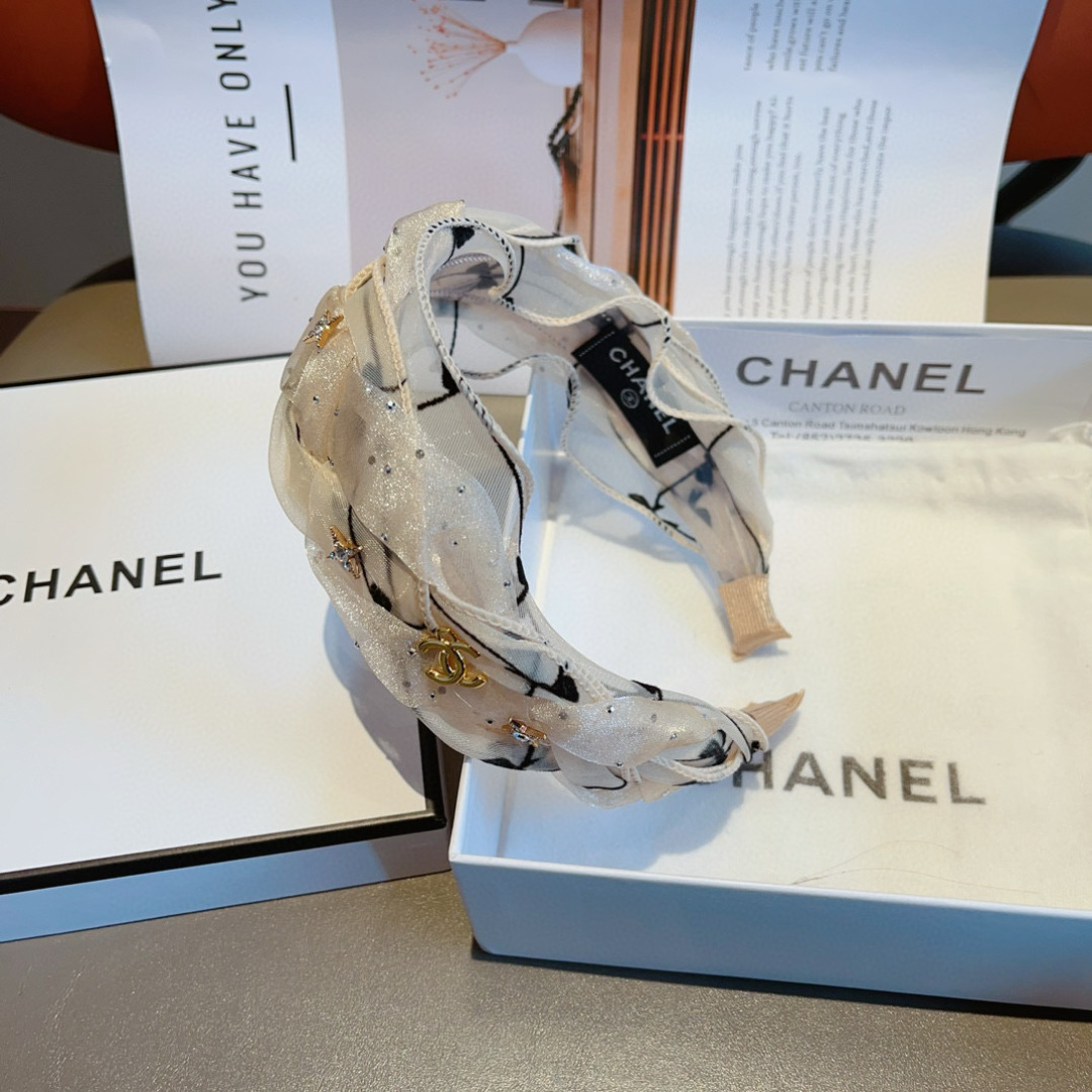 配包装
CHANEL（香奈儿）最新款小香发箍，复古头箍，网红爆款推荐 搭配高端材质，超精致，时尚百搭。