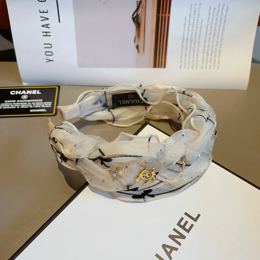 配包装
CHANEL（香奈儿）最新款小香发箍，复古头箍，网红爆款推荐 搭配高端材质，超精致，时尚百搭。