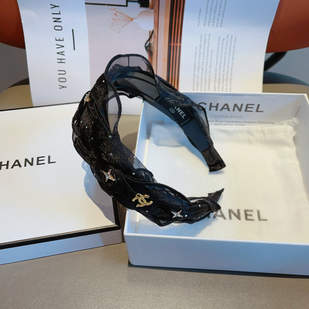 配包装
CHANEL（香奈儿）最新款小香发箍，复古头箍，网红爆款推荐 搭配高端材质，超精致，时尚百搭。