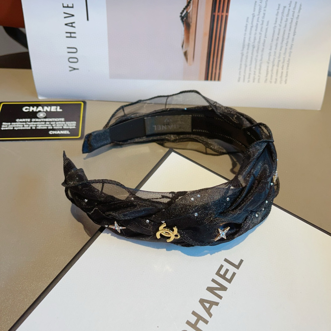 配包装
CHANEL（香奈儿）最新款小香发箍，复古头箍，网红爆款推荐 搭配高端材质，超精致，时尚百搭。