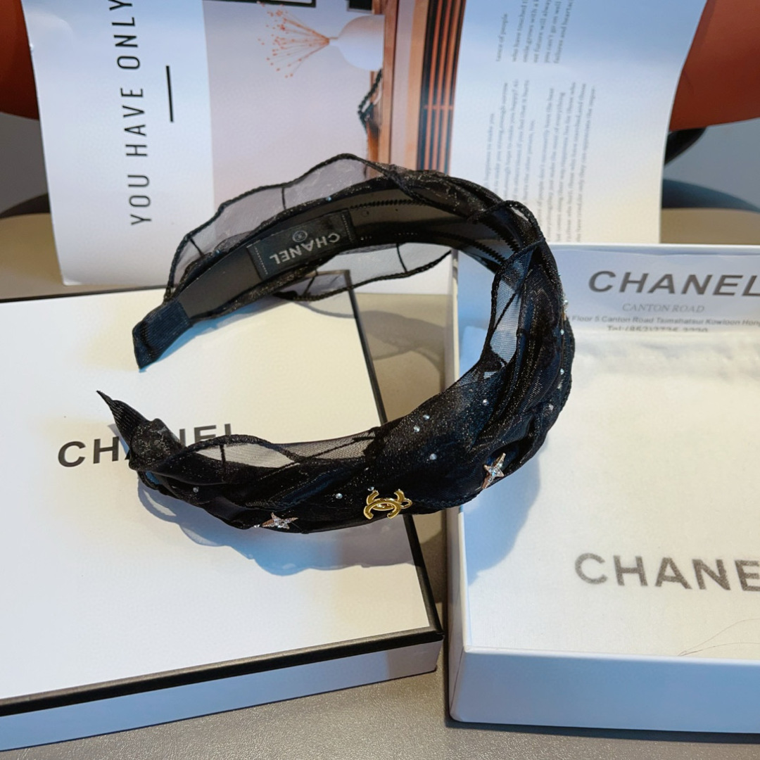 配包装
CHANEL（香奈儿）最新款小香发箍，复古头箍，网红爆款推荐 搭配高端材质，超精致，时尚百搭。