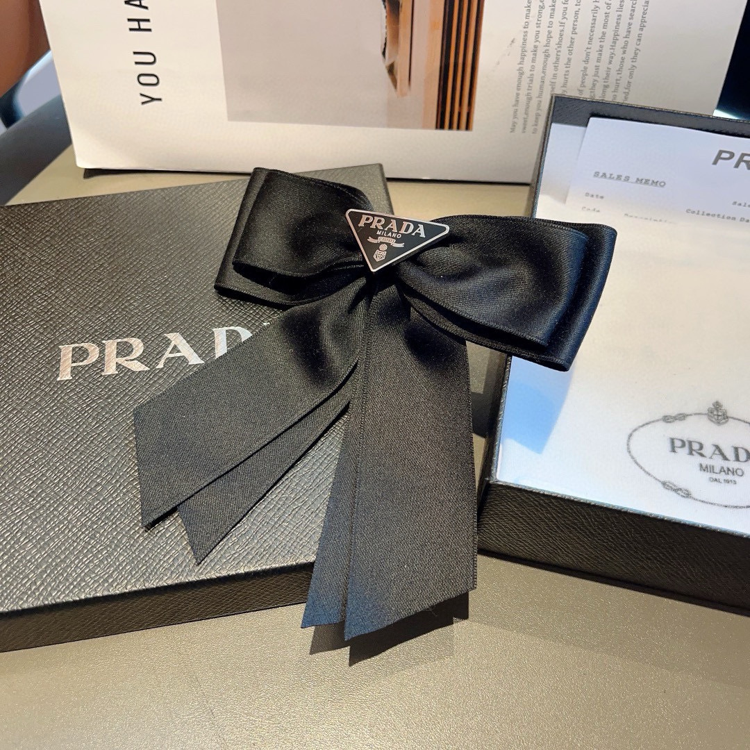 配包装
PRADA （普拉达）明星同款蝴蝶结发夹 弹弓夹 网红推荐款♥ 经典蝴蝶结头饰，超级百搭哦！敲黑