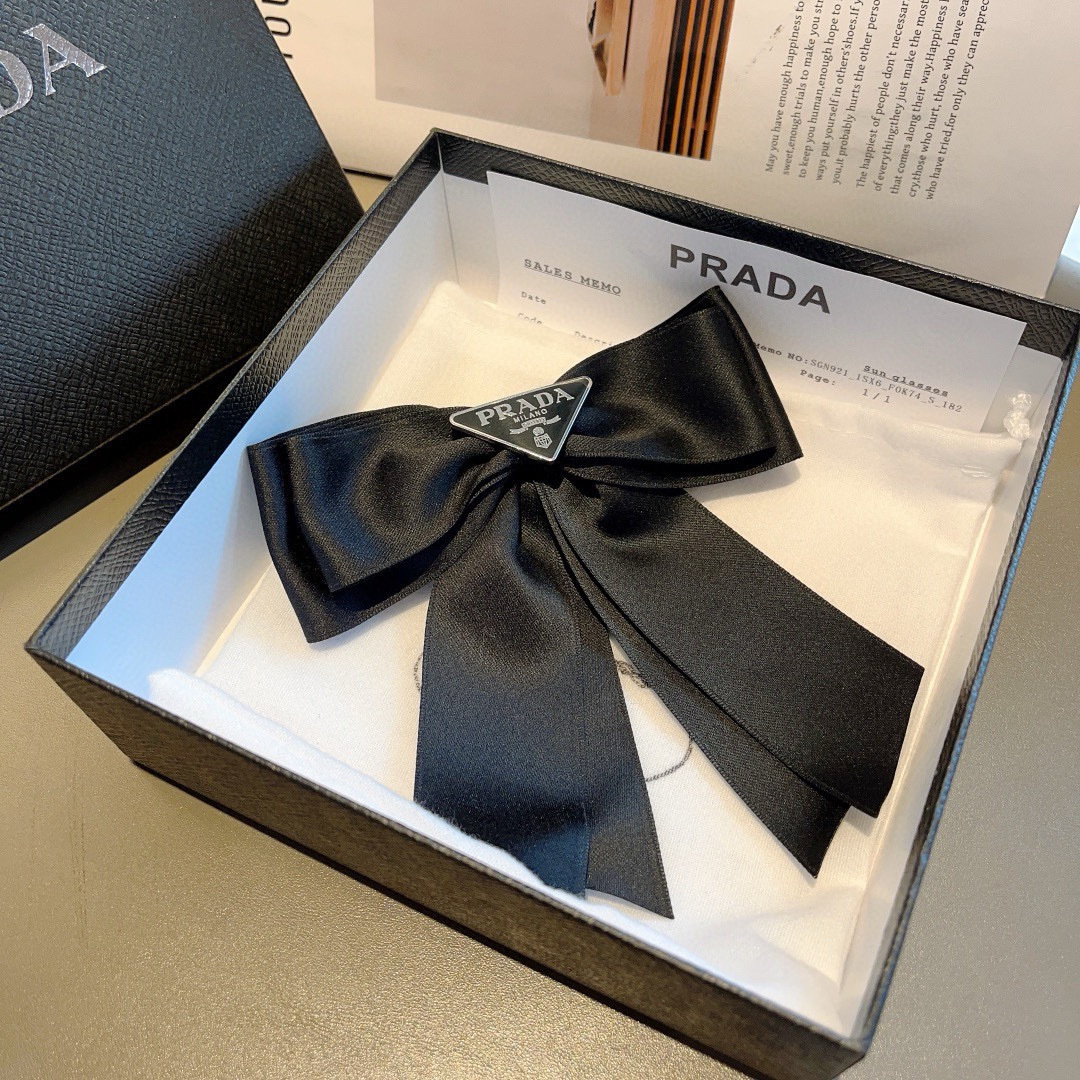 配包装
PRADA （普拉达）明星同款蝴蝶结发夹 弹弓夹 网红推荐款♥ 经典蝴蝶结头饰，超级百搭哦！敲黑