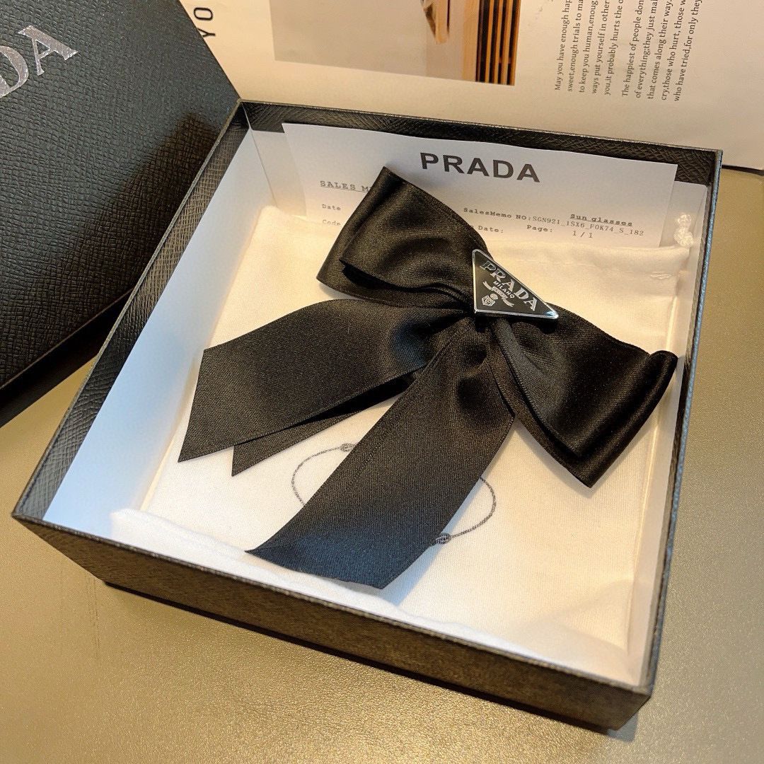 配包装
PRADA （普拉达）明星同款蝴蝶结发夹 弹弓夹 网红推荐款♥ 经典蝴蝶结头饰，超级百搭哦！敲黑
