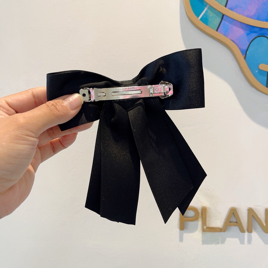 配包装
PRADA （普拉达）明星同款蝴蝶结发夹 弹弓夹 网红推荐款♥ 经典蝴蝶结头饰，超级百搭哦！敲黑