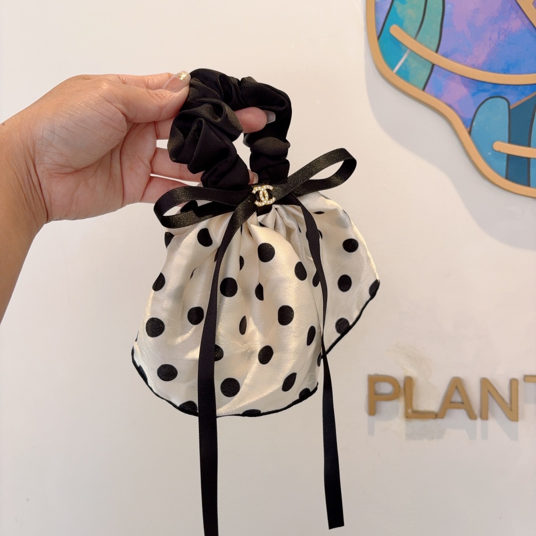 配包装
CHANEL 香奈儿 新款波点飘带马尾发圈 肠圈，高档韩版小香风皮筋，经典花型设计， 高端大气