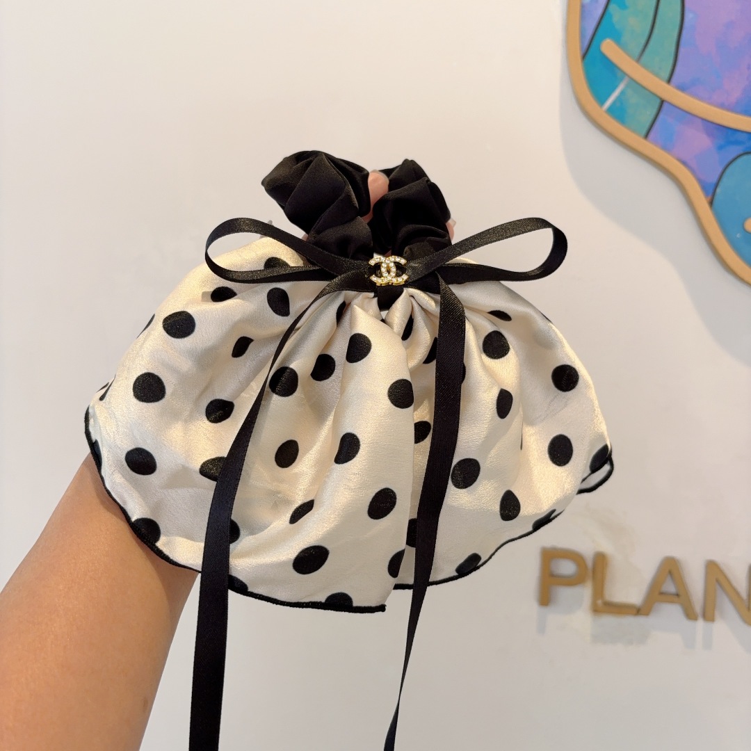 配包装
CHANEL 香奈儿 新款波点飘带马尾发圈 肠圈，高档韩版小香风皮筋，经典花型设计， 高端大气