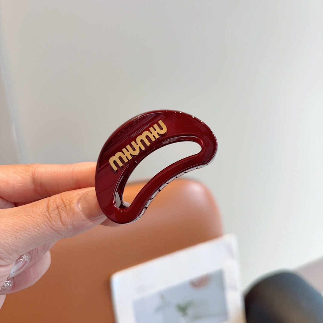 配包装 （单个）
MIUMIU（缪缪）新款手工月牙形抓夹，高级感字母简约复古发夹原单货，时尚百搭，潮女必